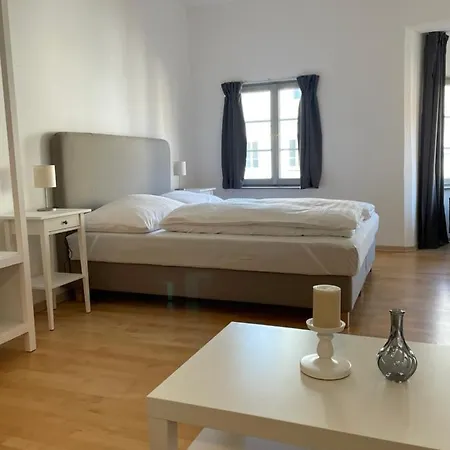 Little Center Golden Roof Apartment *